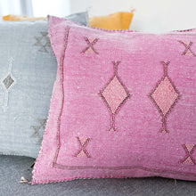Lade das Bild in den Galerie-Viewer, Handgewebtes und handbesticktes Kissen aus Kaktusseide in Rosa im Vintagelook