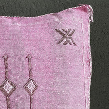 Lade das Bild in den Galerie-Viewer, Handgefertigtes Sabra-Kissen aus Kaktusseide in Rosa mit brauner Stickerei