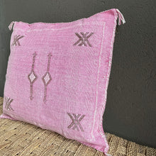 Lade das Bild in den Galerie-Viewer, Handgefertigtes Sabra-Kissen aus Kaktusseide in Rosa mir brauer Stickerei