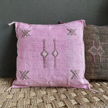 Lade das Bild in den Galerie-Viewer, Handgefertigtes Sabra-Kissen aus Kaktusseide in Rosa mit brauner Stickerei