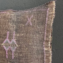 Lade das Bild in den Galerie-Viewer, Handgefertigtes Sabra-Kissen aus Kaktusseide in Schoko mit rosafarbener Stickerei