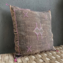 Lade das Bild in den Galerie-Viewer, Handgefertigtes Sabra-Kissen aus Kaktusseide in Schoko mit rosafarbener Stickerei