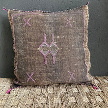 Lade das Bild in den Galerie-Viewer, Handgefertigtes Sabra-Kissen aus Kaktusseide in Schoko mit rosafarbener Stickerei