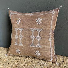 Lade das Bild in den Galerie-Viewer, Wunderschönes handgefertigtes Kissen aus Kaktusseide in Schoko mit Stickerei