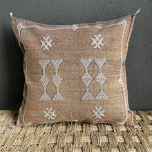 Lade das Bild in den Galerie-Viewer, Wunderschönes handgefertigtes Kissen aus Kaktusseide in Schoko mit Stickerei