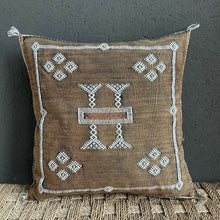 Lade das Bild in den Galerie-Viewer, Wunderschönes handgefertigtes Kissen aus Kaktusseide in Schoko mit Stickerei