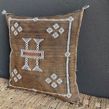 Lade das Bild in den Galerie-Viewer, Wunderschönes handgefertigtes Kissen aus Kaktusseide in Schoko mit Stickerei