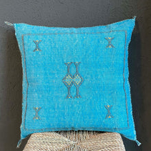 Lade das Bild in den Galerie-Viewer, Wunderschönes Kissen aus Kaktusseide in Türkis, handgearbeitet von Berberfrauen aus Marokko.