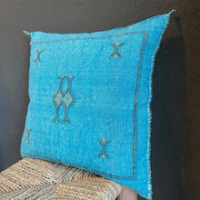 Lade das Bild in den Galerie-Viewer, Wunderschönes Kissen aus Kaktusseide in Türkis, handgearbeitet von Berberfrauen aus Marokko.