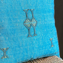 Lade das Bild in den Galerie-Viewer, Wunderschönes Kissen aus Kaktusseide in Türkis, handgearbeitet von Berberfrauen aus Marokko.