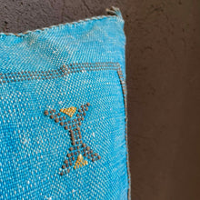 Lade das Bild in den Galerie-Viewer, Wunderschönes Kissen aus Kaktusseide in Türkis, handgearbeitet von Berberfrauen aus Marokko.