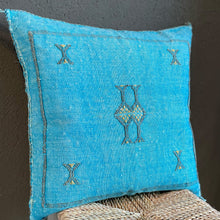 Lade das Bild in den Galerie-Viewer, Wunderschönes Kissen aus Kaktusseide in Türkis, handgearbeitet von Berberfrauen aus Marokko.