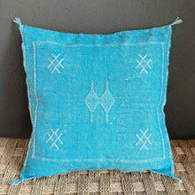 Lade das Bild in den Galerie-Viewer, Handgefertigtes Sabra-Kissen (Kaktusseide) im Vintagelook in Türkis aus Marokko.