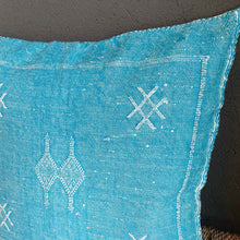 Lade das Bild in den Galerie-Viewer, Handgefertigtes Sabra-Kissen (Kaktusseide) im Vintagelook in Türkis aus Marokko.