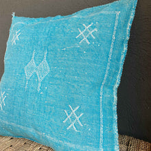Lade das Bild in den Galerie-Viewer, Handgefertigtes Sabra-Kissen (Kaktusseide) im Vintagelook in Türkis aus Marokko.