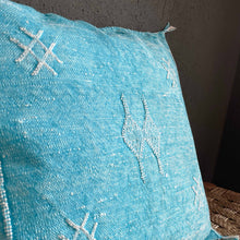 Lade das Bild in den Galerie-Viewer, Handgefertigtes Sabra-Kissen (Kaktusseide) im Vintagelook in Türkis aus Marokko.