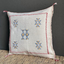 Lade das Bild in den Galerie-Viewer, Handgefertigtes Sabra-Kissen aus Kaktusseide in Weiß mit roter, blauer und gelber Stickerei
