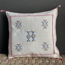 Lade das Bild in den Galerie-Viewer, Handgefertigtes Sabra-Kissen aus Kaktusseide in Weiß mit roter, blauer und gelber Stickerei