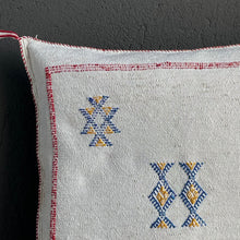 Lade das Bild in den Galerie-Viewer, Handgefertigtes Sabra-Kissen aus Kaktusseide in Weiß mit roter, blauer und gelber Stickerei