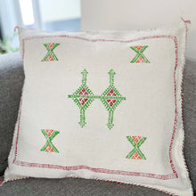 Lade das Bild in den Galerie-Viewer, Wunderschönes, handgewebtes Sabrakissen aus Marrakesch in Weiß mit grüner und roter Stickerei