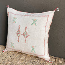 Lade das Bild in den Galerie-Viewer, Wunderschönes handgefertigtes Kissen aus Kaktusseide in Weiß mit grüner und roter mit Stickerei