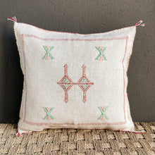 Lade das Bild in den Galerie-Viewer, Wunderschönes handgefertigtes Kissen aus Kaktusseide in Weiß mit grüner und roter mit Stickerei