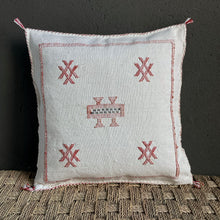 Lade das Bild in den Galerie-Viewer, Handgewebtes Sabrakissen mit roter Stickerei