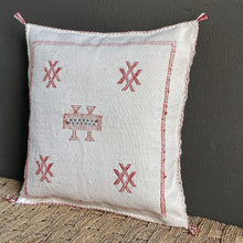 Lade das Bild in den Galerie-Viewer, Handgewebtes Sabrakissen mit roter Stickerei
