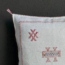 Lade das Bild in den Galerie-Viewer, Handgewebtes Sabrakissen mit roter Stickerei