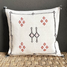 Lade das Bild in den Galerie-Viewer, Wunderschönes handgefertigtes Kissen aus Kaktusseide in Weiß mit Stickerei