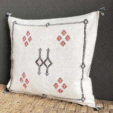 Lade das Bild in den Galerie-Viewer, Wunderschönes handgefertigtes Kissen aus Kaktusseide in Weiß mit Stickerei