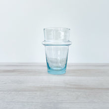 Lade das Bild in den Galerie-Viewer, Großes, transparentes Beldi-Glas in traditioneller Form aus Marokko