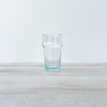 Lade das Bild in den Galerie-Viewer, Mittelgroßes, transparentes Beldi-Glas in traditioneller Form aus Marokko