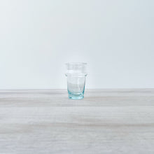Lade das Bild in den Galerie-Viewer, Kleines, transparentes Teeglas in traditioneller Form aus Marokko