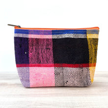 Lade das Bild in den Galerie-Viewer, Bunte Kosmetiktasche mit Zipper auf hellem Holz