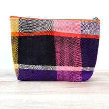 Lade das Bild in den Galerie-Viewer, Kariertes Taeschchen aus handgewebtem Stoff