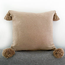 Lade das Bild in den Galerie-Viewer, Handgewebtes Pompom Kissen in Beige aus Marokko mit Trasseln
