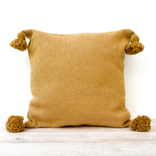 Lade das Bild in den Galerie-Viewer, Baumwollkissen in Currygelb mit vier Troddeln