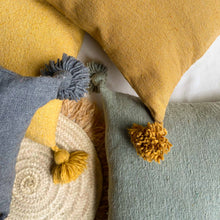 Lade das Bild in den Galerie-Viewer, Baumwollkissen in Gelb, Curry, Grau und Lindgrün mit Troddeln