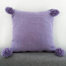 Lade das Bild in den Galerie-Viewer, Handgewebtes Pompom Kissen in Flieder aus Marokko mit Trasseln