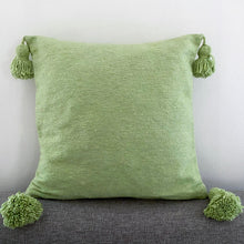 Lade das Bild in den Galerie-Viewer, Handgewebtes Pompom Kissen in Grün aus Marokko mit grünen Trasseln