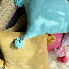 Lade das Bild in den Galerie-Viewer, Pompomkissen aus Marrakesch in den Farben Gelb, Pink, Türkis und Rosa im Sonnenlicht