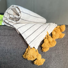 Lade das Bild in den Galerie-Viewer, Pompom-Decke Weiß mit gelben Pompoms