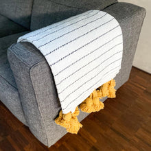 Lade das Bild in den Galerie-Viewer, Pompom-Decke Weiß mit gelben Pompoms