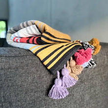 Lade das Bild in den Galerie-Viewer, Pompom-Decke Streifen