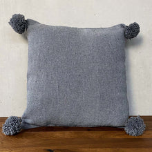 Lade das Bild in den Galerie-Viewer, Handgewebte Bommel-Kissen in Grau aus Marrakesch