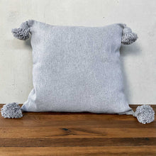Lade das Bild in den Galerie-Viewer, Handgewebte Bommel-Kissen in Hellgrau aus Marrakesch