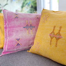 Lade das Bild in den Galerie-Viewer, Handgefertigte Kissen aus Marrakesch in Rosa und Gelb mit Stickereien