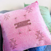 Lade das Bild in den Galerie-Viewer, Schönes rosafarbenes Kissen mit Stickerei