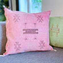Lade das Bild in den Galerie-Viewer, Sabra-Kissen in Rosa auf grauer Couch
